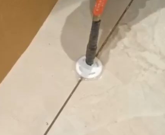 禹王台瓷砖空鼓维修公司专业解答瓷砖在铺贴过程中，如果没有涂抹均匀到位的粘结材料（如水泥砂浆或瓷砖胶），可能会导致以下问题